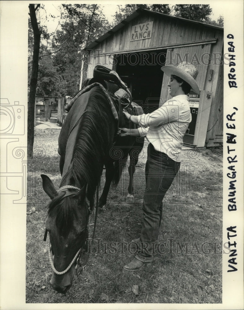 1985 Press Photo-Trail guide Vanita Baumgartner saddles up - mja53190 - Historic Images