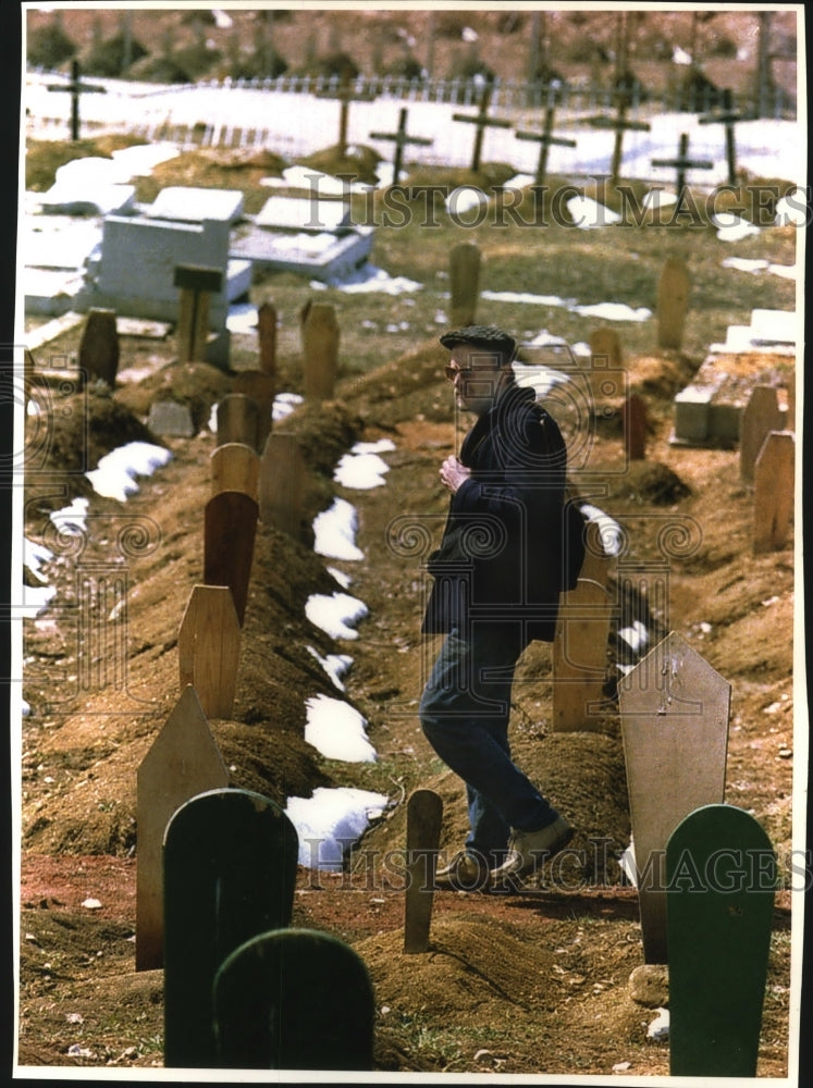 1993 Press Photo Rows of Muslim and Cristian Graves, Sarajevo Bosnia Herzegovina - Historic Images