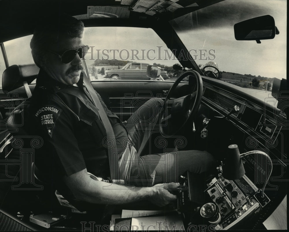 1987 Press Photo Norm Vlasak, State Trooper, Checking Traffic Speed on I-94 - Historic Images