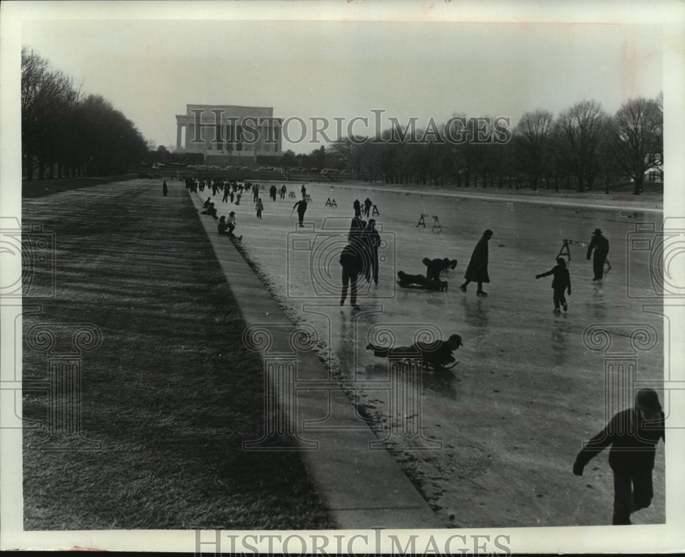1971 Press Photo Ice Skaters on the Frozen Reflecting Pool, Lincoln Memorial-Historic Images