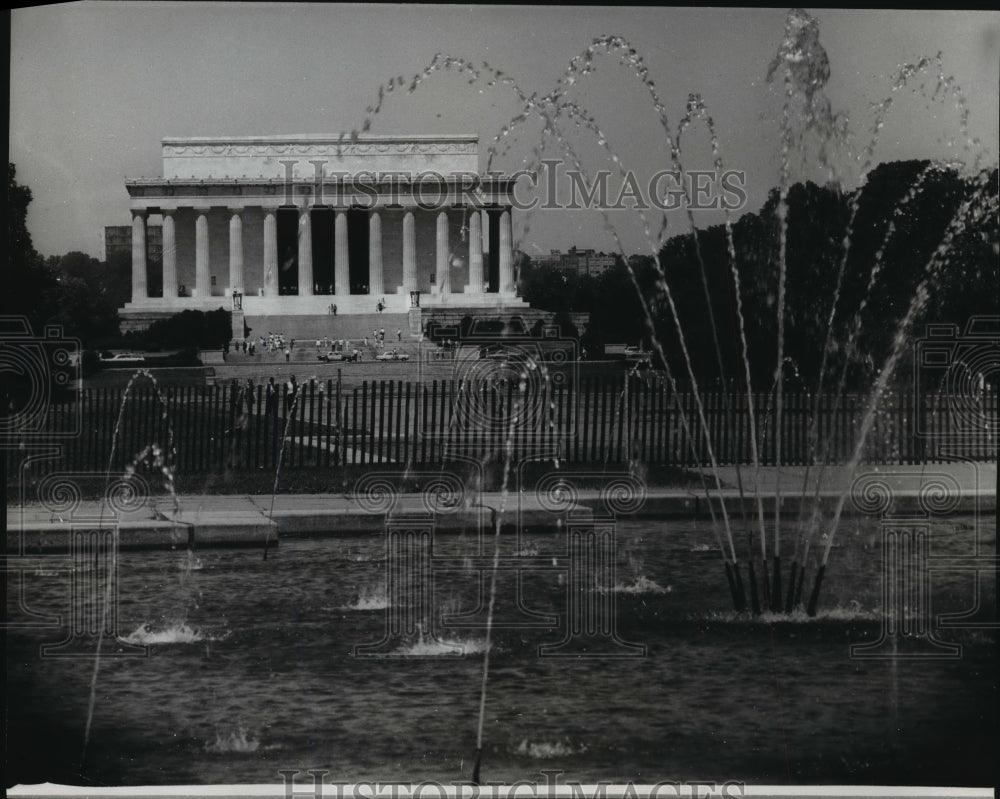 1965 Press Photo Fountain and Reflecting Pool at the Lincoln Memorial - Historic Images