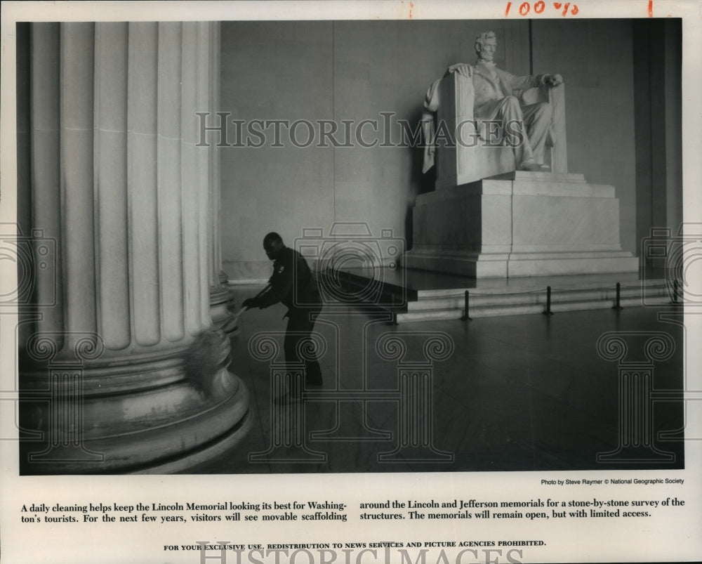 1992 Press Photo Worker Cleaning a Column at the Lincoln Memorial, Washington DC - Historic Images