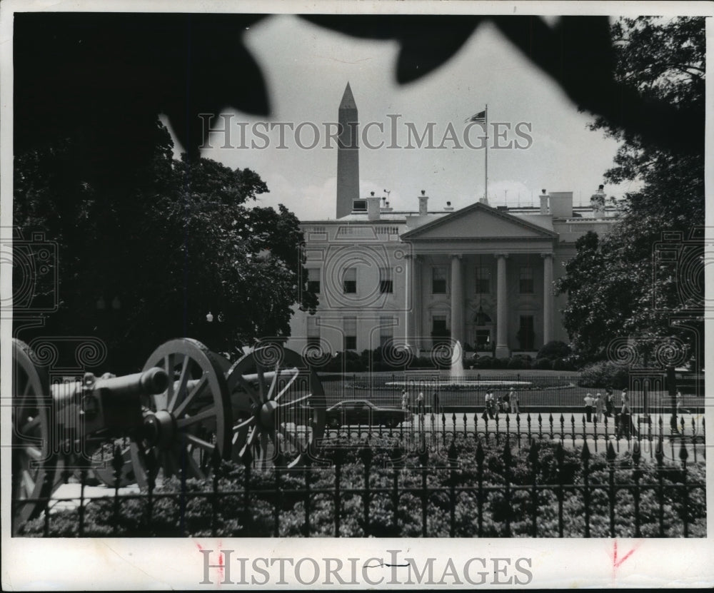 1975 Press Photo The White House and Washington Monument from Lafayette Park - Historic Images
