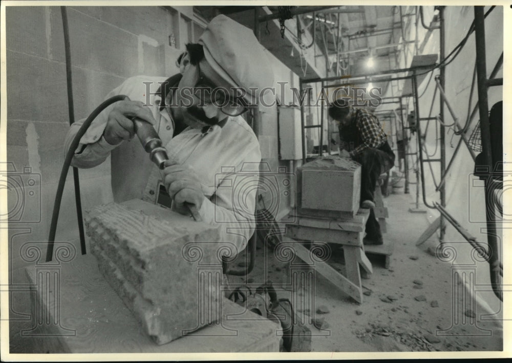 1989 Press Photo Noel Roman and David Roberts shape stone in restoration-Historic Images