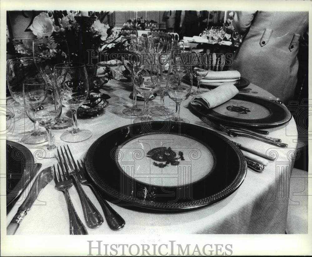 1982 Press Photo Close up of one new set of White Houses formal chinaware-Historic Images