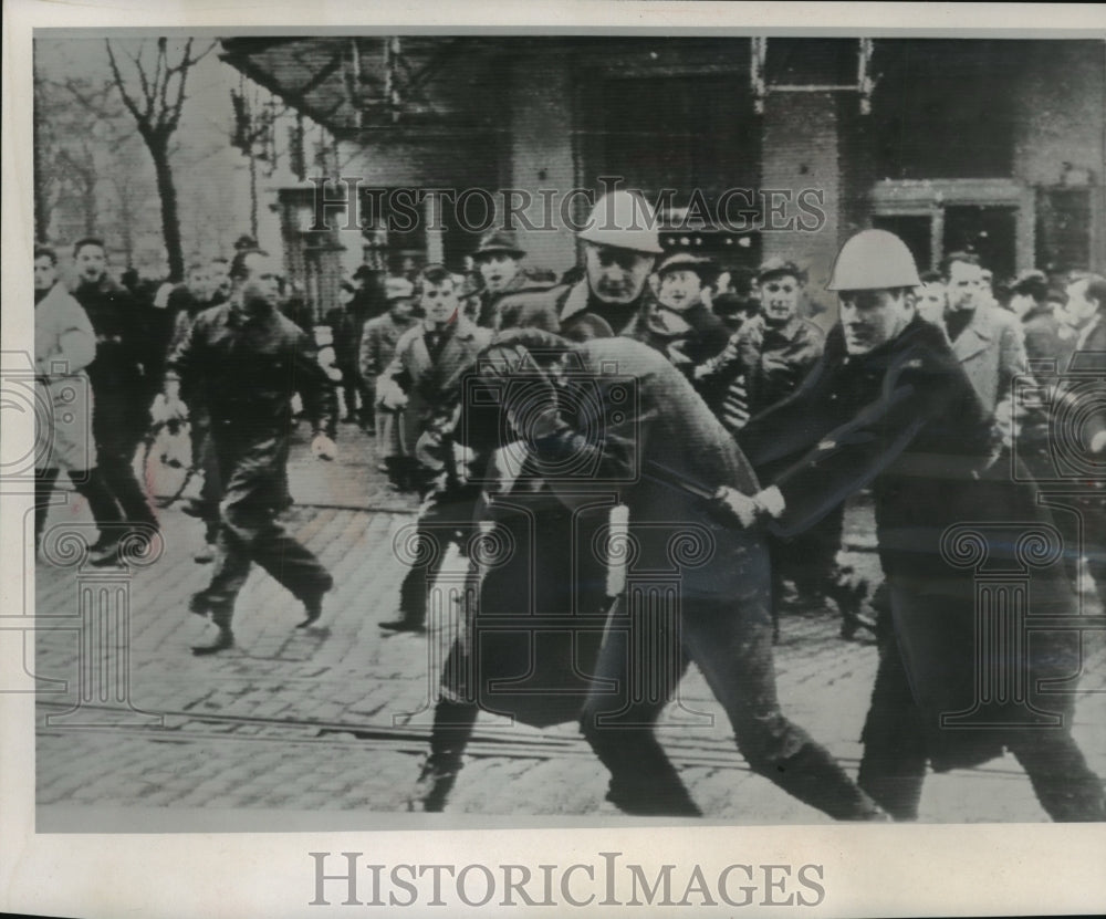 1961 Press Photo Belgian Police Converge on a Socialist Demonstrator in Antwerp-Historic Images