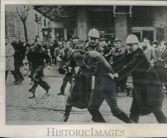 1961 Press Photo Belgian Police Converge on a Socialist Demonstrator in Antwerp-Historic Images