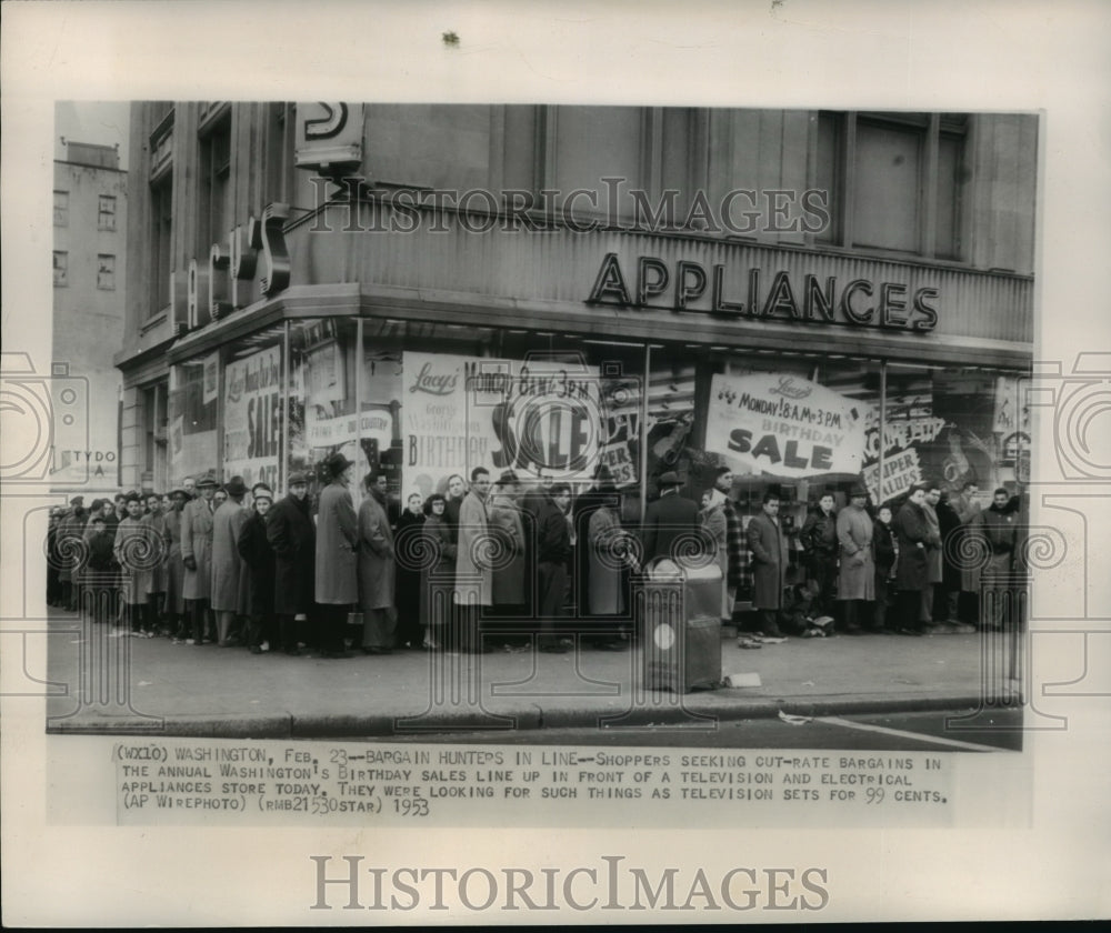 1953 Press Photo Bargain Shoppers Line Up For Sale at Lacy&#39;s in Washington D.C.-Historic Images