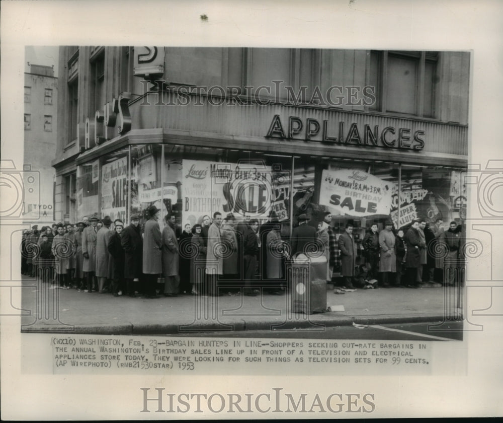 1953 Press Photo Bargain Shoppers Line Up For Sale at Lacy's in Washington D.C.-Historic Images