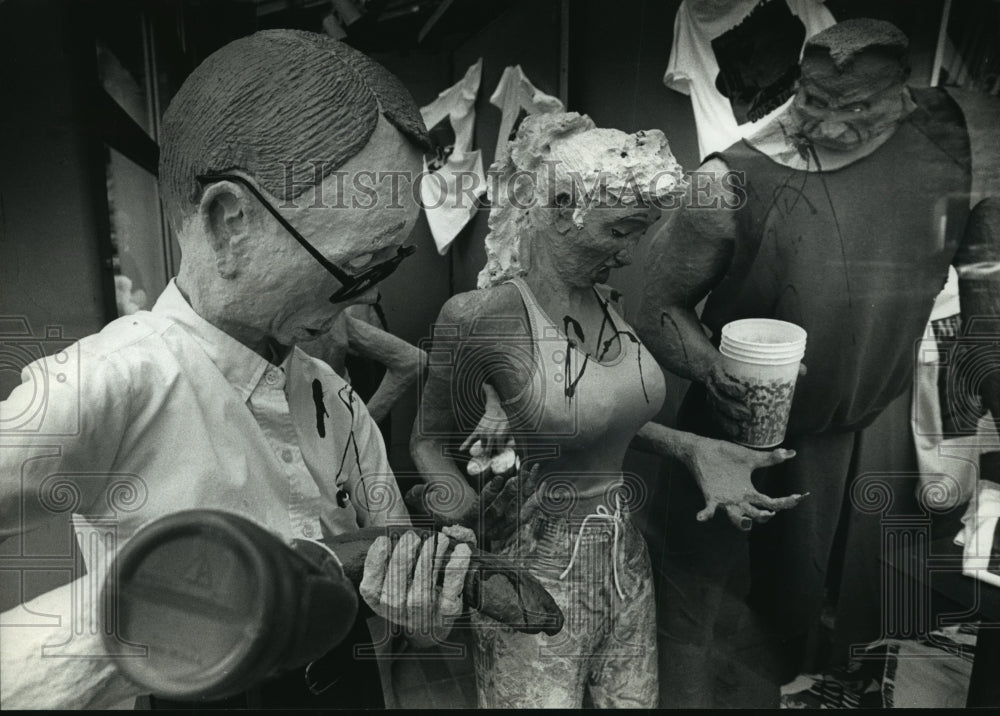 1992 Press Photo life-size sculptures on Third Avenue in Milwaukee - mja53615-Historic Images