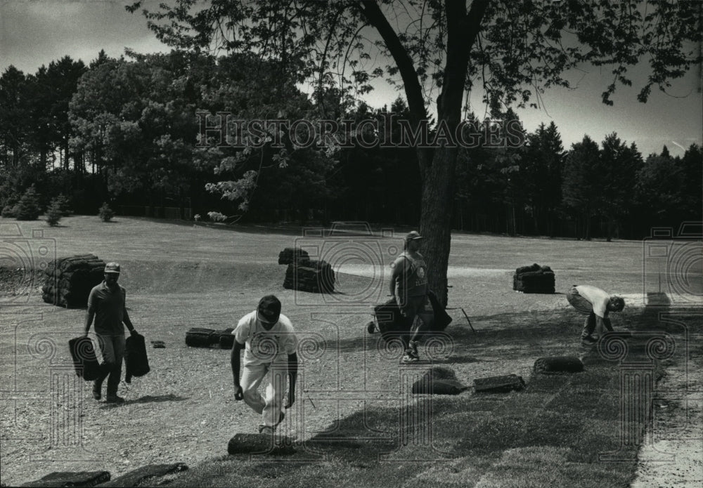 1992 Press Photo Sanfelippo Landscaping Lays Sod at Brown Deer Park Golf Course - Historic Images