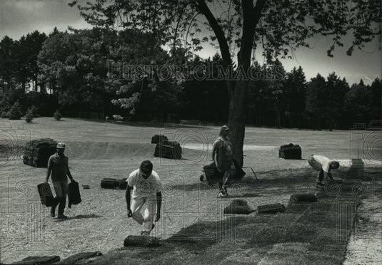 1992 Press Photo Sanfelippo Landscaping Lays Sod at Brown Deer Park Golf Course - Historic Images