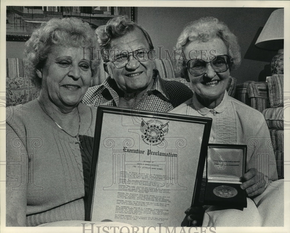 1984 Press Photo Harold Bruening, Herta, and Lillian displaying Proclamation - Historic Images
