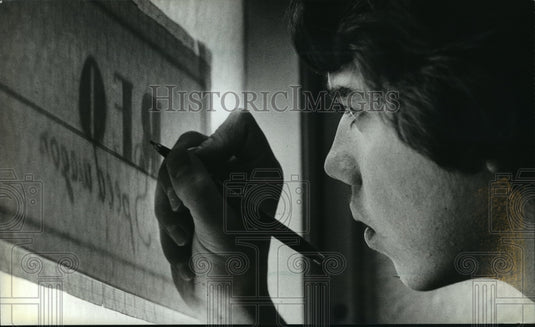 1981 Press Photo John Kalish works on his light box at Brookfield High School - Historic Images