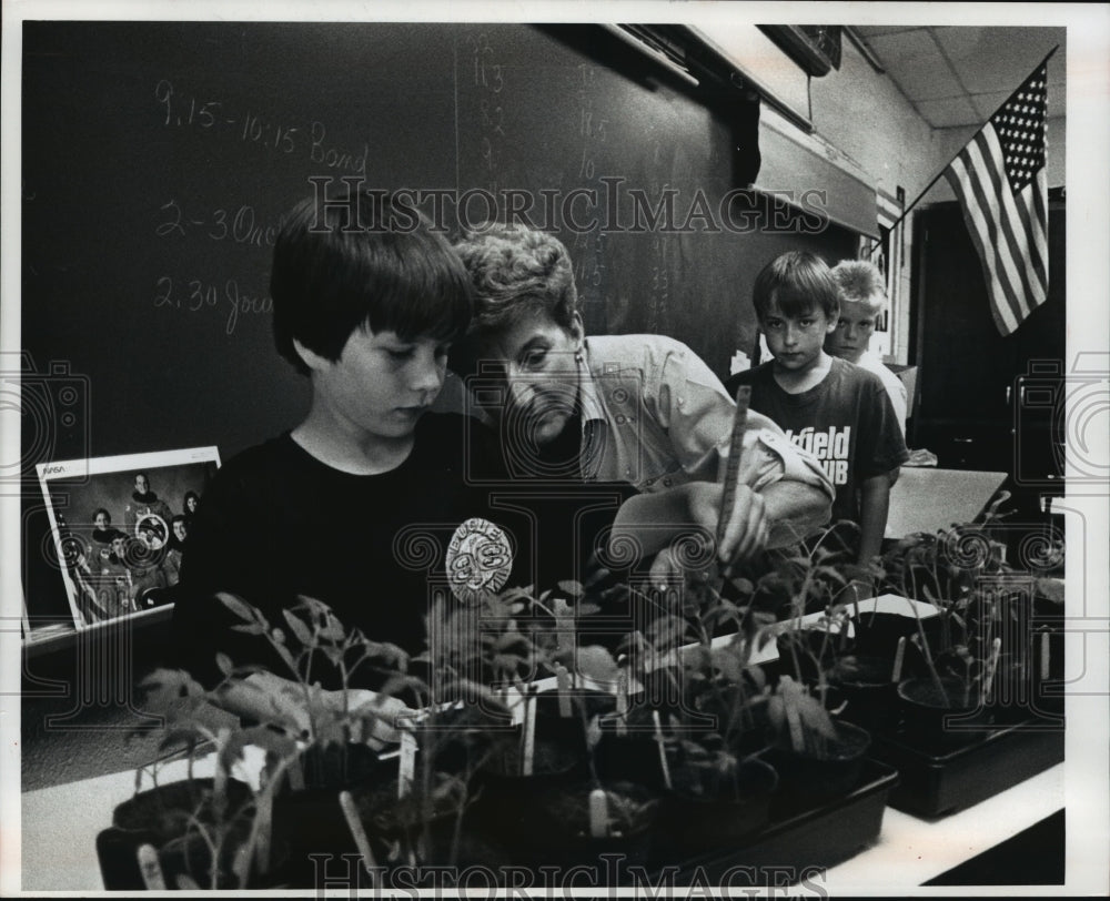 1990 Press Photo Ellen Baerman &amp; Jason Valentine &amp; tomato plants-Brookfield High - Historic Images