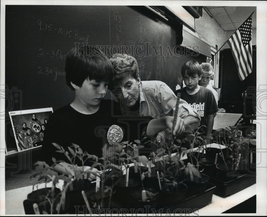 1990 Press Photo Ellen Baerman & Jason Valentine & tomato plants-Brookfield High - Historic Images