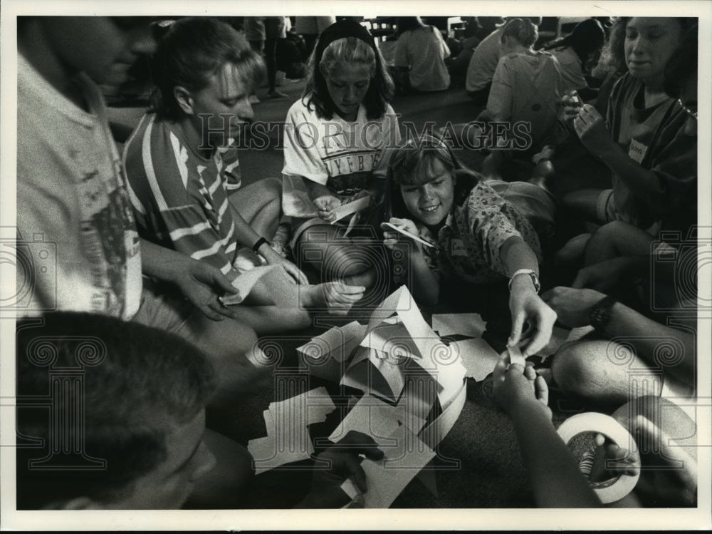 1991 Press Photo Students at Healthy Lifestyles Camp Build Card Houses - Historic Images