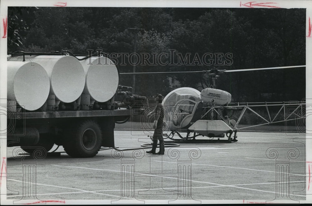 1975 Press Photo Truck gets second dose of poison for fish cleanup by DNR of Wi.-Historic Images