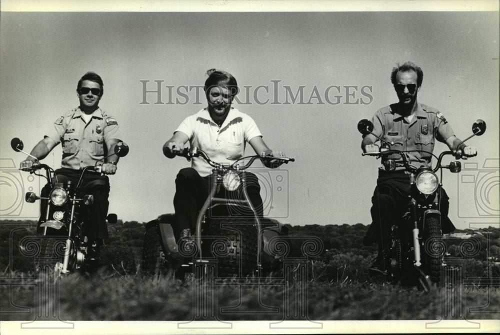 1980 Press Photo DNR-Wi. received three bikes from Wi .Safari Club International-Historic Images