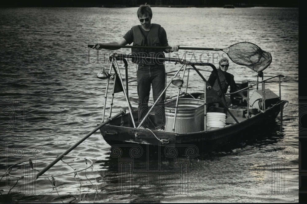 1990 Press Photo Tom Aartila, Susan Beyler Search for Fish in the Fox River - Historic Images