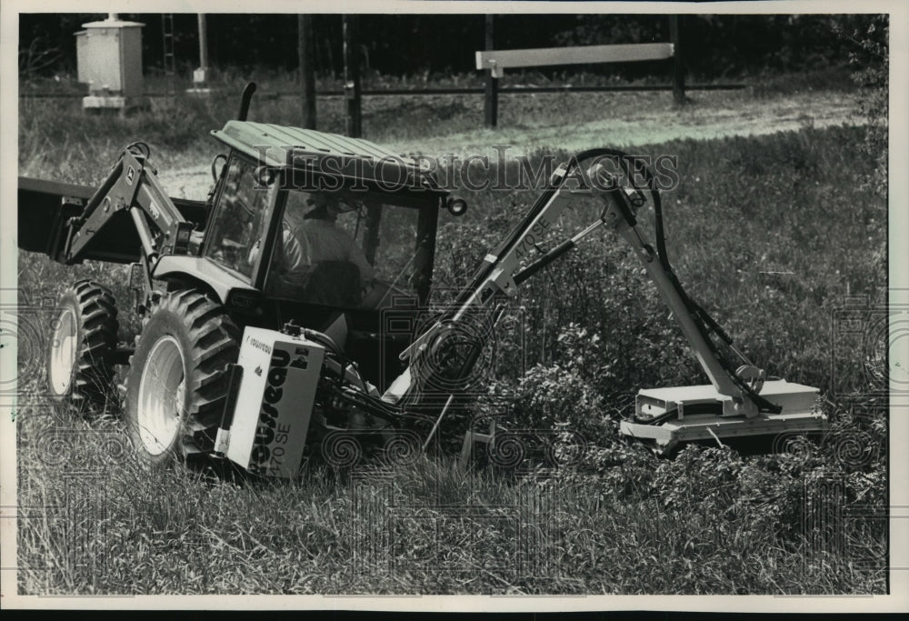 1988 Press Photo Charles Killian Using Weed Cutter, Wisconsin Natural Resources-Historic Images