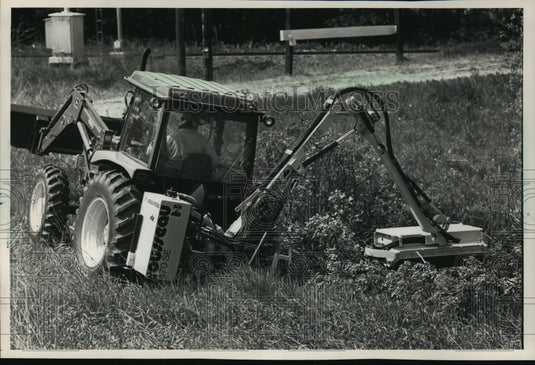 1988 Press Photo Charles Killian Using Weed Cutter, Wisconsin Natural Resources-Historic Images