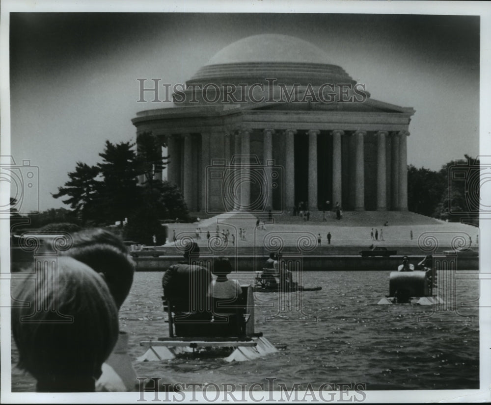 1987 Press Photo Paddle Boats on the Tidal Basin, Jefferson Memorial - Historic Images