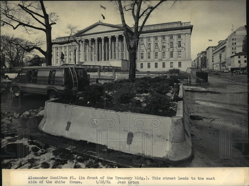 1984 Press Photo Planters blocked Alexander Hamilton Place in Washington D.C.-Historic Images
