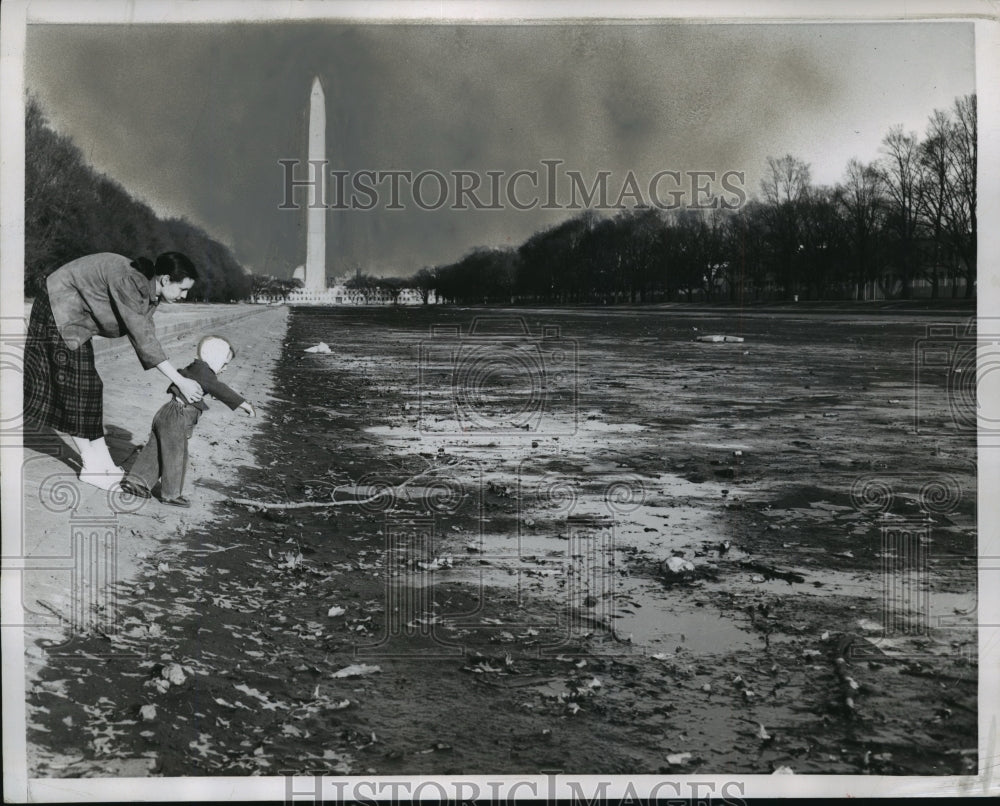 1956 Press Photo Mrs. William McKee and Child Playing in Drained Reflecting Pool - Historic Images