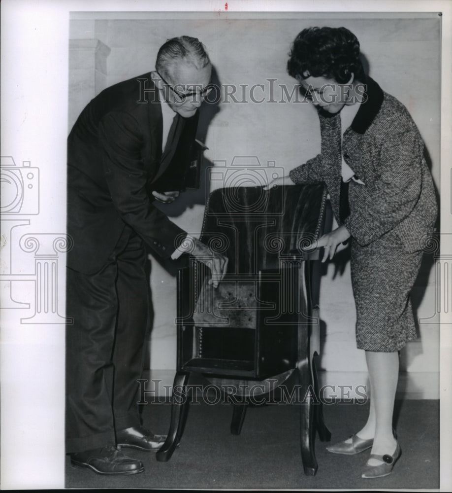 1961 Press Photo Restored 200 year old high chair to be used by Kennedy&#39;s - Historic Images