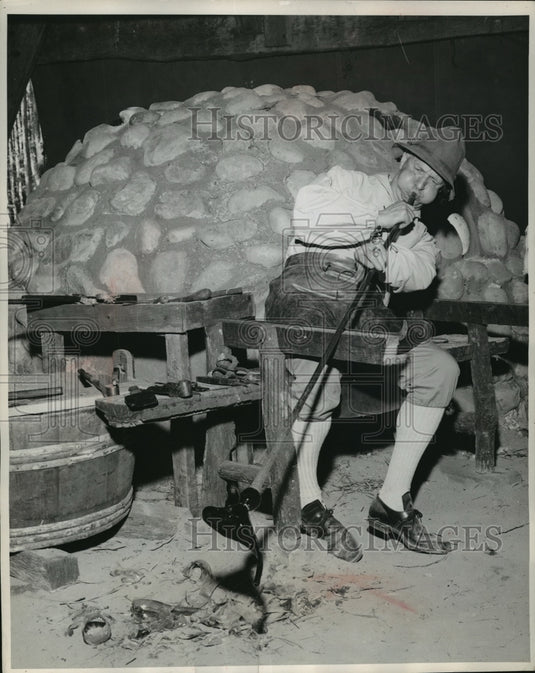 1957 Press Photo Master Glassblower Making a Pitcher In a Trial Run in Virginia-Historic Images