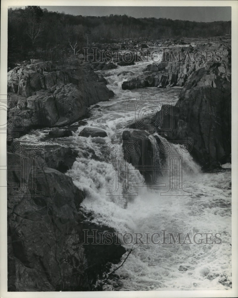 1977 Press Photo The Great Falls of the Potomac River in Virginia - mja54129 - Historic Images