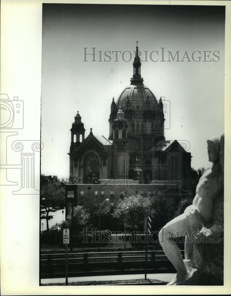 1981 Press Photo Statue &#39;Earthbound&#39; at St. Paul Cathedral, St. Paul, Minnesota - Historic Images