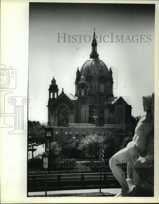 1981 Press Photo Statue 'Earthbound' at St. Paul Cathedral, St. Paul, Minnesota - Historic Images