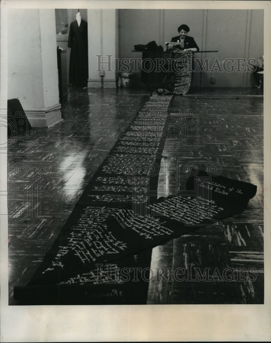 1954 Press Photo United States Constitution Stitched in Thread by Ann Necchi - Historic Images