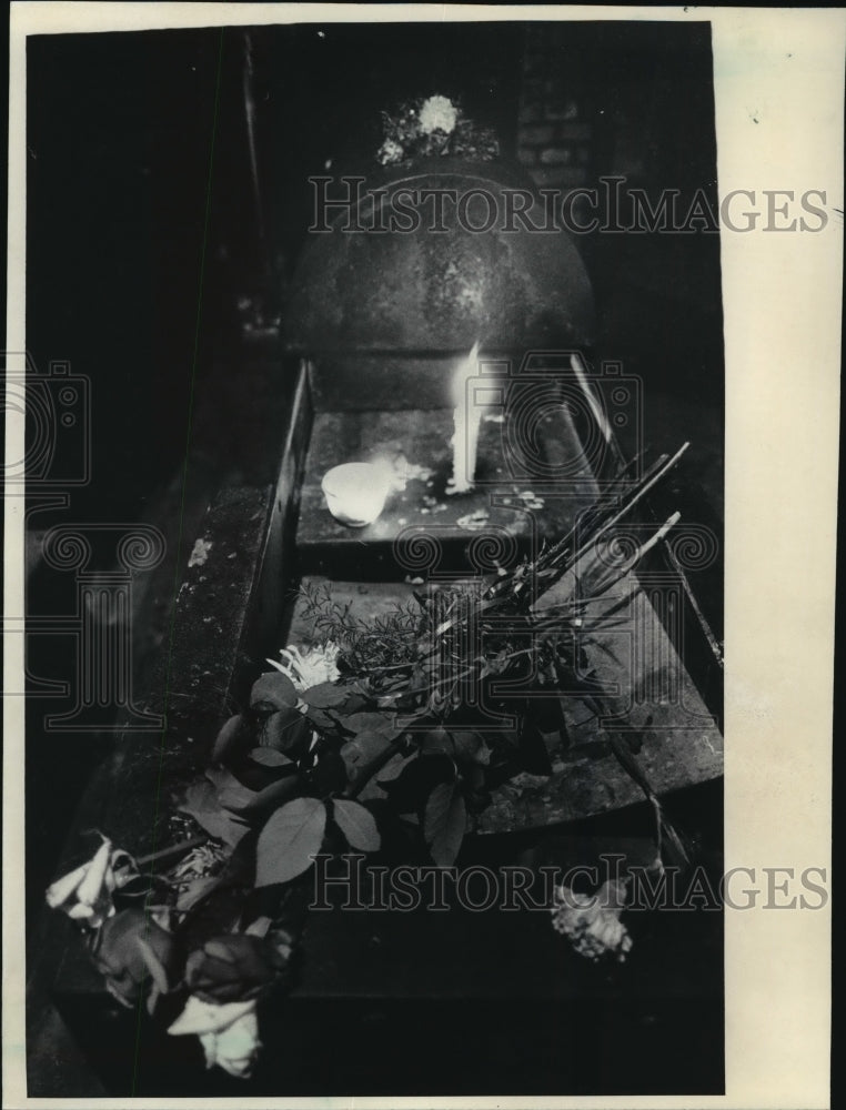 1993 Press Photo Flowers and a Candle in a Crematorium at Auschwitz in Poland - Historic Images