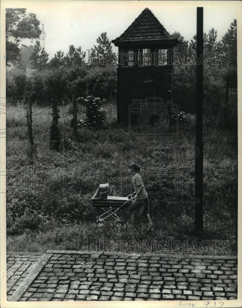 1980 Press Photo Mother Pushes Child Past Birkenau Extermination Center, Poland - Historic Images