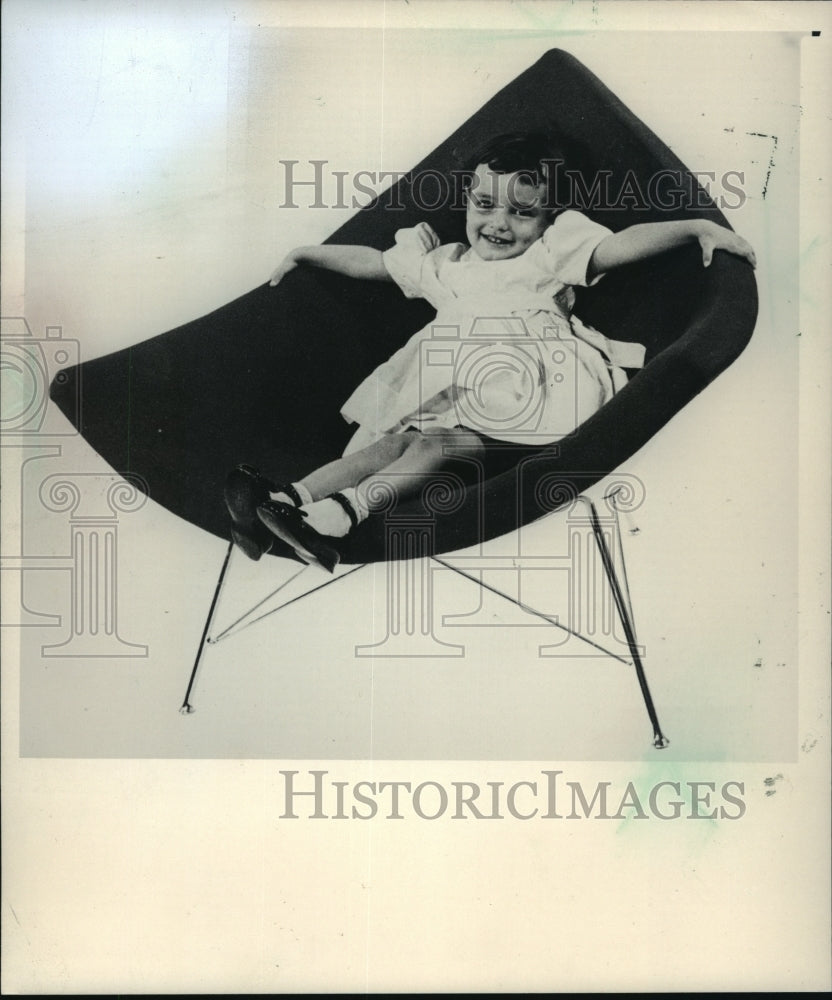 1987 Press Photo Little Girl Sitting in a Coconut Chair - mja54210 - Historic Images