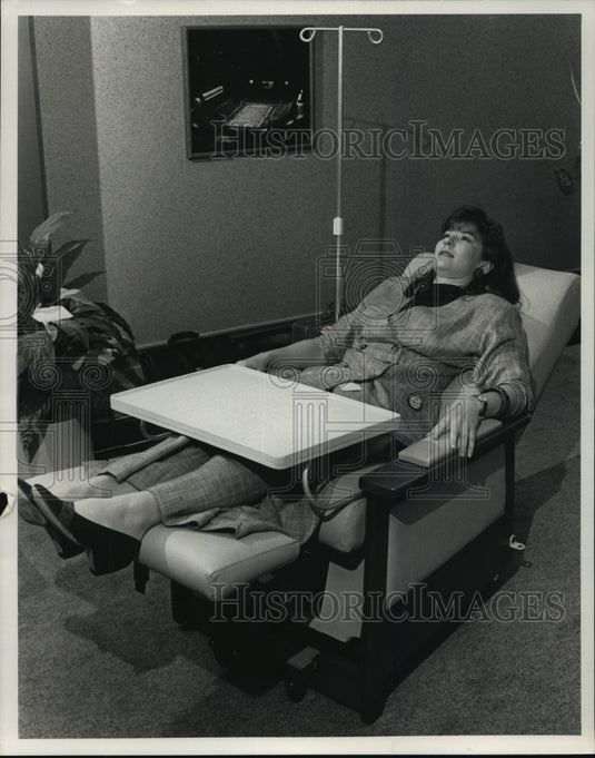 1989 Press Photo Barbara Krech Relaxes in a La-Z-Boy - mja54211 - Historic Images