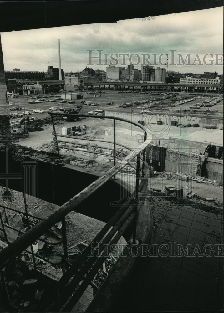 1987 Press Photo Parking structure at Blatz Brewery seen from another building - Historic Images