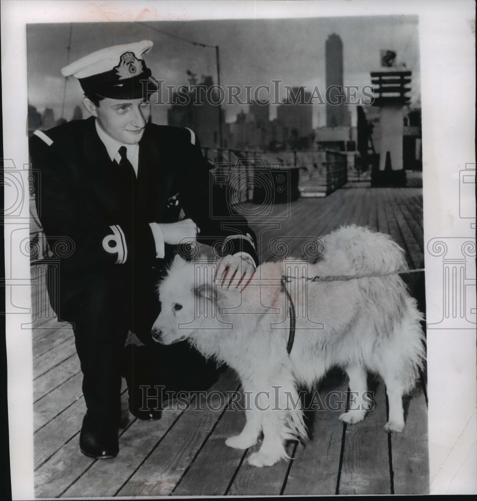 1955 Press Photo Prince Albert of Belgium Made Friends With Dog in New York - Historic Images