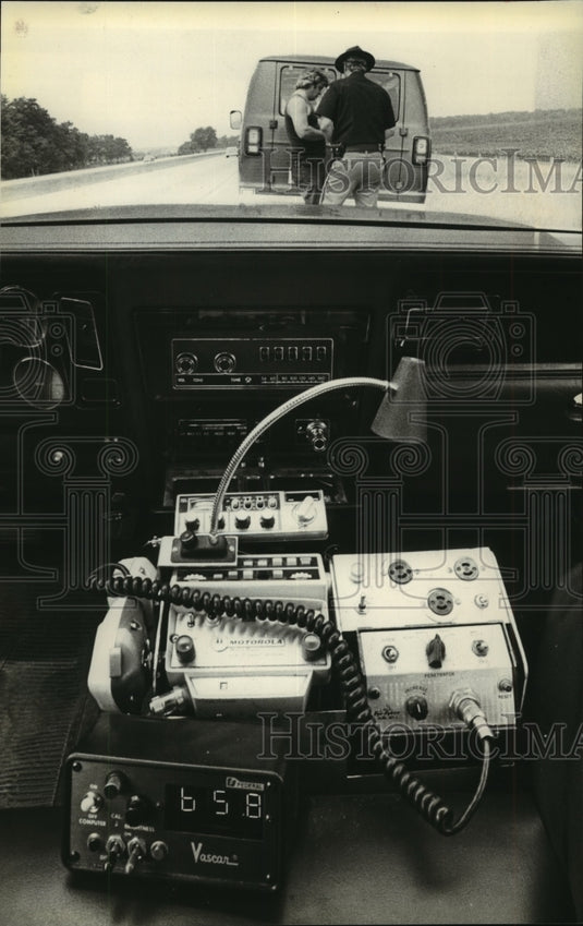 1980 Press Photo State Patrol Trooper Gary Krumnow Pulled Over Speeding Driver - Historic Images