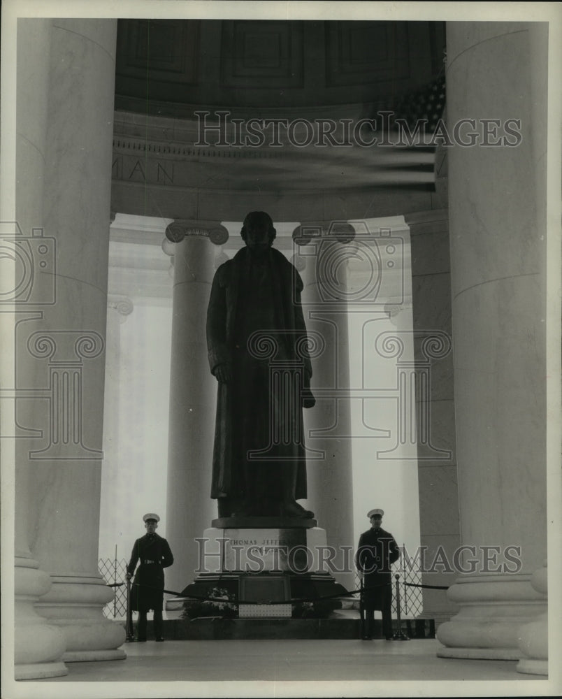 1943 Press Photo Jefferson Memorial in Wash. D.C.-Marine&#39;s stand guard-Historic Images