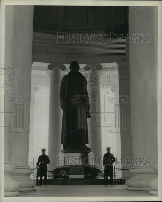1943 Press Photo Jefferson Memorial in Wash. D.C.-Marine's stand guard-Historic Images