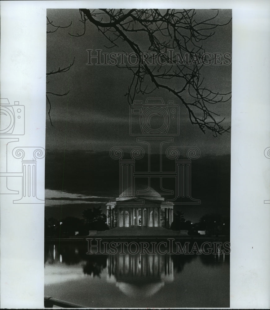 1977 Press Photo A winter sun set over the Jefferson Memorial Washington D.C.-Historic Images