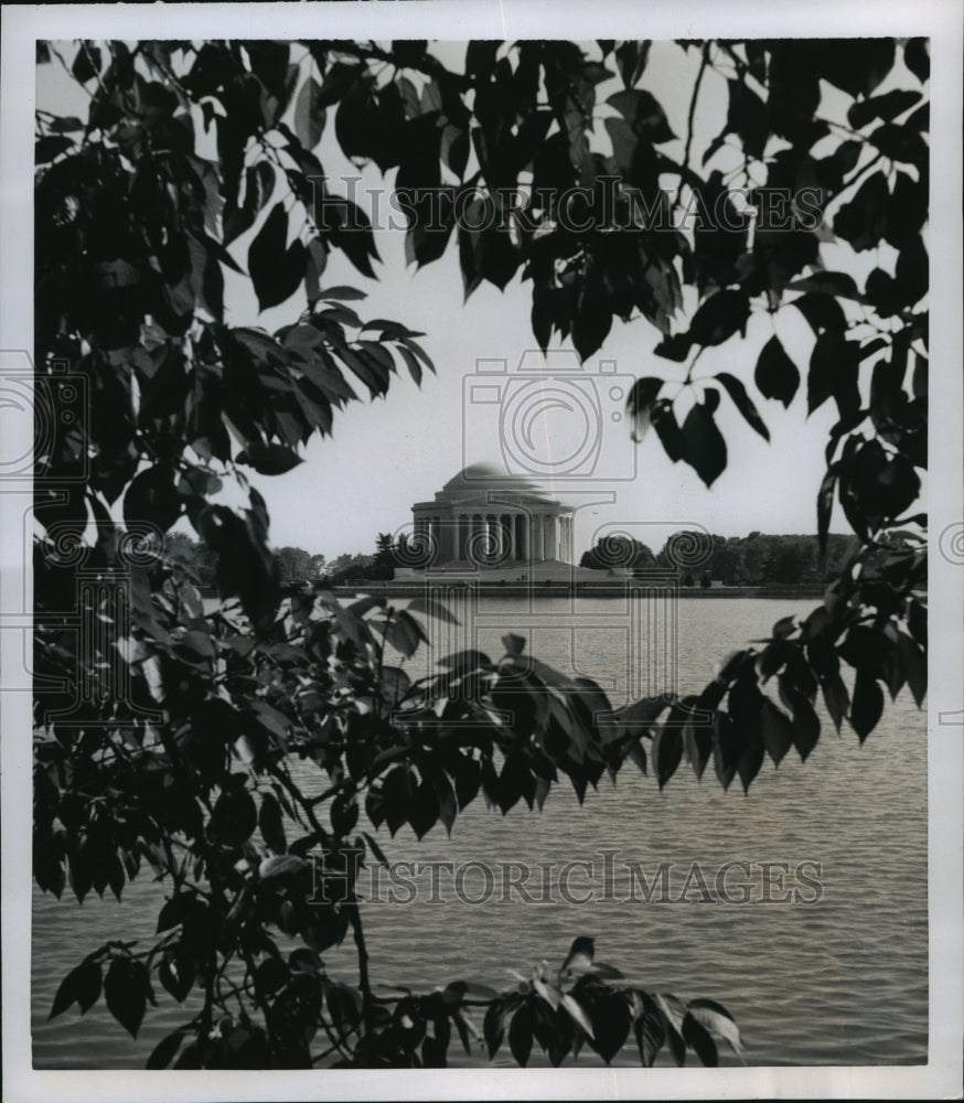 1952 Press Photo The Jefferson Memorial from Tidal Basin, Framed by Trees - Historic Images