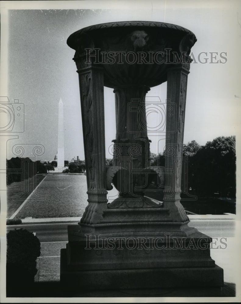 1958 Press Photo Urn Outside Lincoln Memorial, Washington Monument in Background - Historic Images