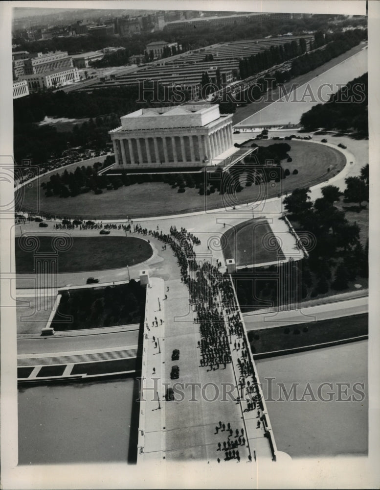 1947 Press Photo Crowds at Lincoln Memorial on 25th Anniversary, Aerial View - Historic Images