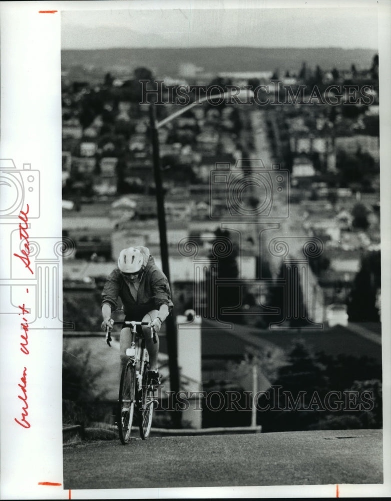 1990 Despite The Steep Hills Of Seattle, Biker Climbs Dravcus Street - Historic Images