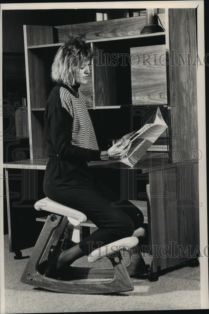 1988 Press Photo Elle Torgeson of Hans Hansen Furniture Shows Backless Chair-Historic Images
